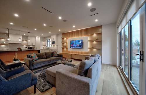 Crescent Beach House | White rock Mansion sleeps 20, chef kitchen, views, Theatre room, Game Room