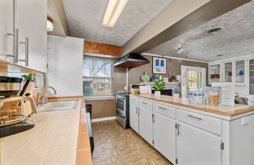 White Rock Hills House | White Rock Poolside Retreat- 4 Beds & a Private Pool