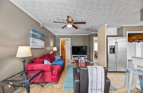 White Rock Hills House | White Rock Poolside Retreat- 4 Beds & a Private Pool