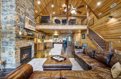 Hochatown Cabin | White Rock Retreat: Sleeps 7 + Loft Game Room