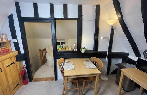 Horseheath Apartment | White Rose Annex – A Charming Getaway Nested in a Historical Cottage!
