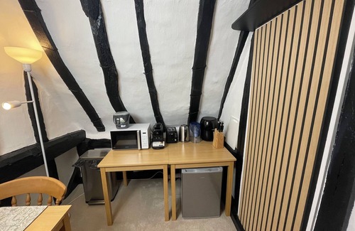 Horseheath Apartment | White Rose Annex – A Charming Getaway Nested in a Historical Cottage!