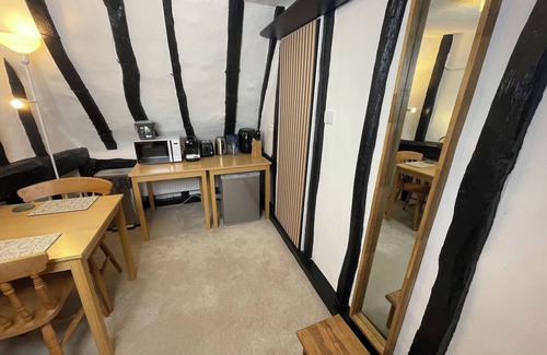 Horseheath Apartment | White Rose Annex – A Charming Getaway Nested in a Historical Cottage!