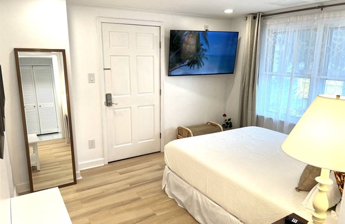 Rehoboth Beach Hotel | White Sand Room - Pool, Hot Tub, Sauna