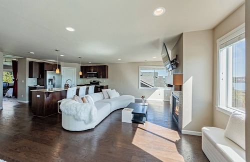 Bryn Mawr-Skyway House | White Serenity w/Water View: Spacious 4BR+ Bonus RM/3BA by Seattle/Renton/Seatac