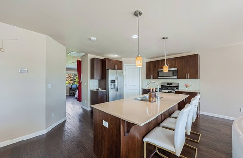 Bryn Mawr-Skyway House | White Serenity w/Water View: Spacious 4BR+ Bonus RM/3BA by Seattle/Renton/Seatac