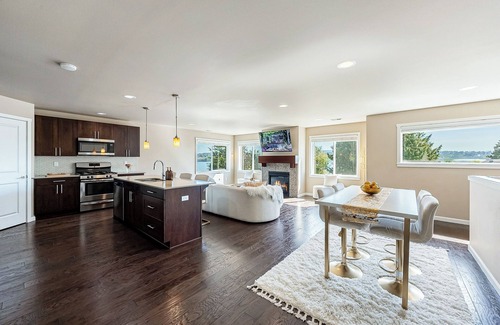 Bryn Mawr-Skyway House | White Serenity w/Water View: Spacious 4BR+ Bonus RM/3BA by Seattle/Renton/Seatac