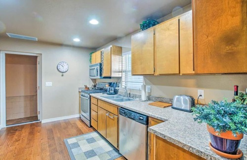 Prescott House | White Spar Cottages Near Whiskey Row, Prescott Courthouse. Large Parking Area.
