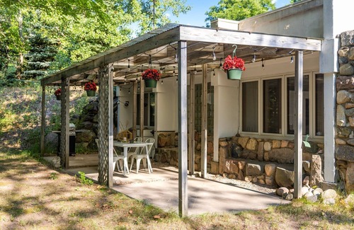 Greilickville House | White Stone House: Pet-Friendly on 10 Acres!