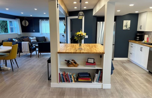 Chilliwack Proper Village West House | White Stone Suite, 2BRM, Cozy Fireplace, Open Concept, Pet-Friendly