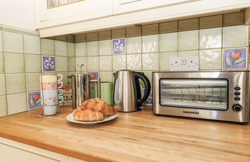 Burford House | WHITE STONES, pet friendly, with open fire in Fulbrook