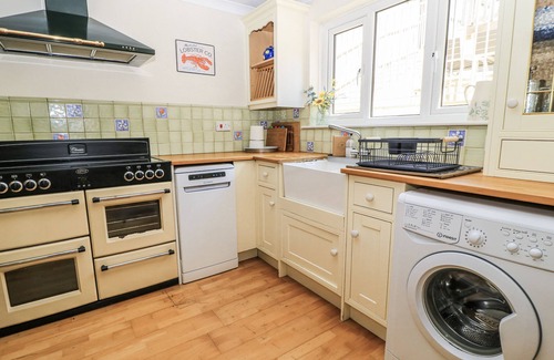 Burford House | WHITE STONES, pet friendly, with open fire in Fulbrook