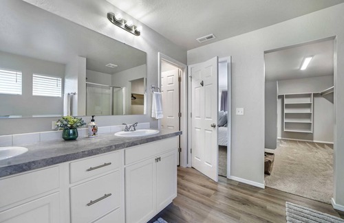 Twin Falls House | "White Tail Castle" NEW! Sleeps 12 comfortably