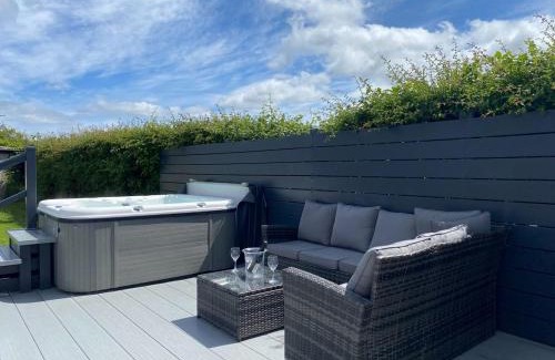 Dinas House | White Towers - Hw7625
