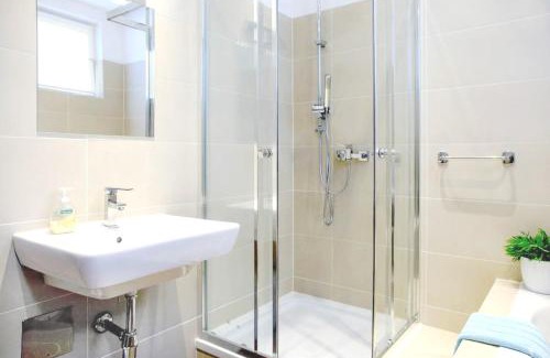 Baden Apartment | White Villa
