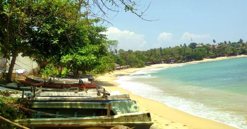 Tangalle Villa | White Villa Goyambokka