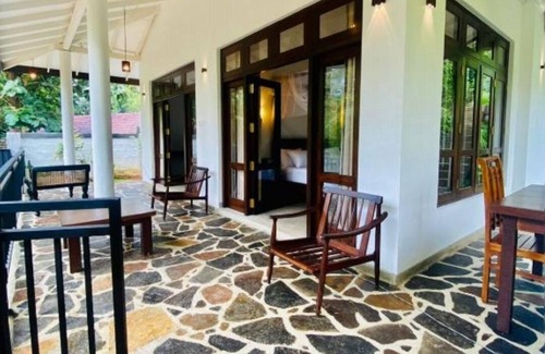 Tangalle Villa | White Villa Goyambokka