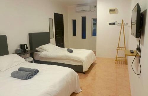 Kampung Kedawang Hotel | White Village Pool Chalet