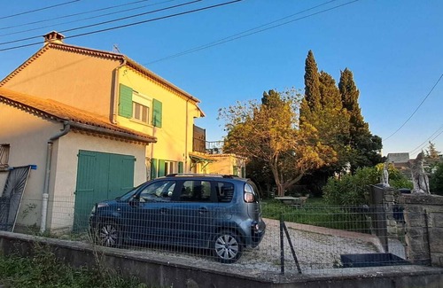 Pelissanne Villa | White wolves in Provence