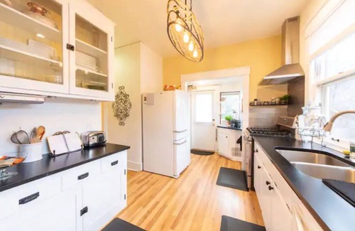 Manitou Springs House | White Yarrow Inn House in Downtown Manitou Springs