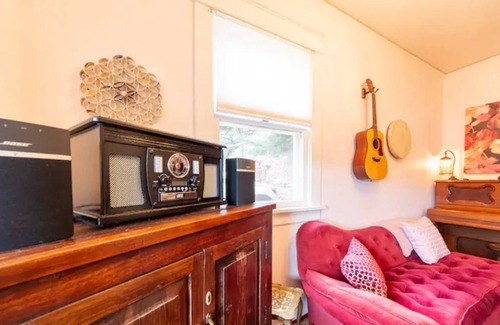 Manitou Springs House | White Yarrow Inn House in Downtown Manitou Springs