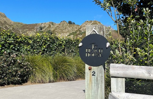 Waiiti House | WhiteCliffs Waterfront Beach House nBeautiful sea views.