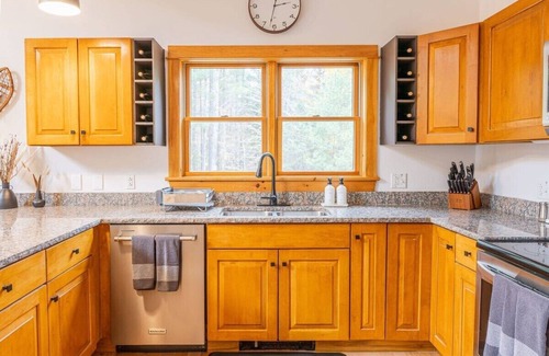 North Pole House | Whiteface Views, 10 Mins 2 Ski, Hot Tub, Game Room