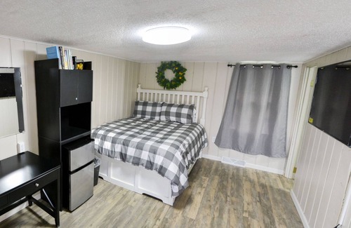 Whitehall Hotel | Whitehall Cottages Boutique Motel - Full Bed