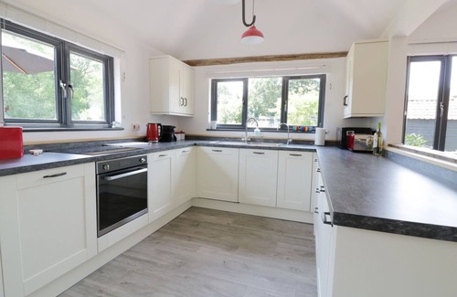 Attleborough Cottage | WHITEHANDS FARM BARN, pet friendly, with hot tub in Old Buckenham