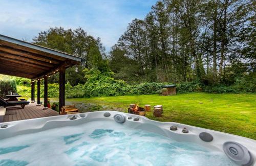 Lime Kiln House | Whitehorse Mountain Retreat - Hot tub - Fireplace