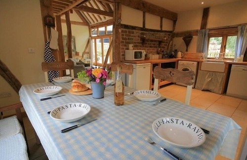 Dymock Cottage | WHITES FARM BARN, family friendly, with a garden in Ledbury