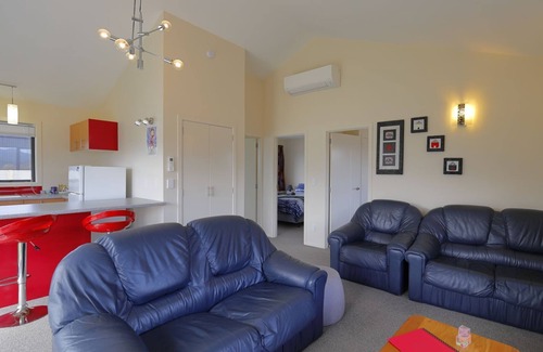 Te Anau Cottage | Whitestone Cottage Lakefront in Te Anau