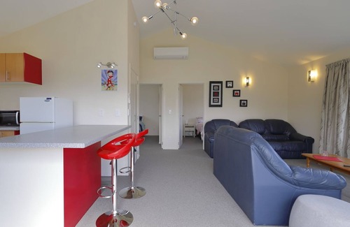 Te Anau Cottage | Whitestone Cottage Lakefront in Te Anau