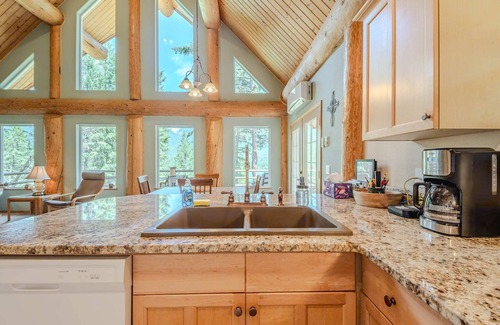 Eureka Cabin | Whitetail Cabin – Glen Lake Views | Pool Table