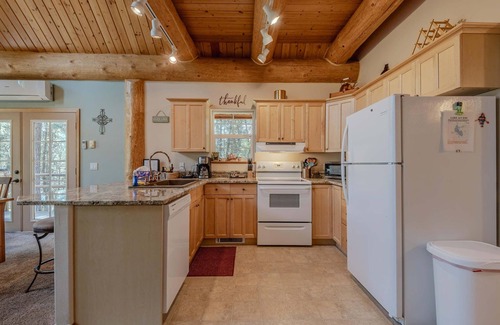 Eureka Cabin | Whitetail Cabin – Glen Lake Views | Pool Table