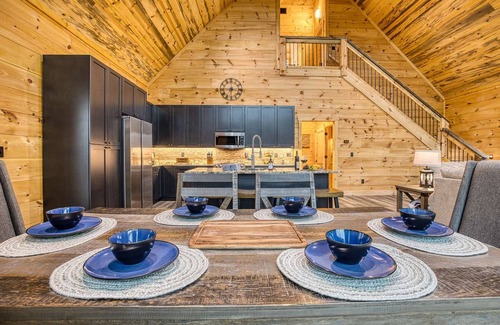 Young Harris Cabin | Whitetail Crick - Creek, theater room, hot tub