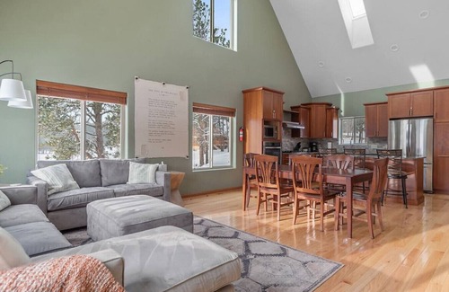 Hill City Cabin | Whitetail · Leighton's Lodge-Hot Tub-Borders National Forest