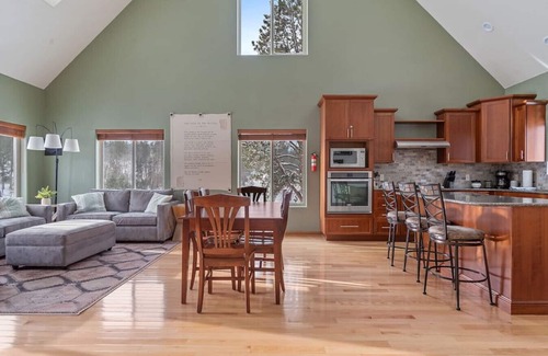 Hill City Cabin | Whitetail · Leighton's Lodge-Hot Tub-Borders National Forest