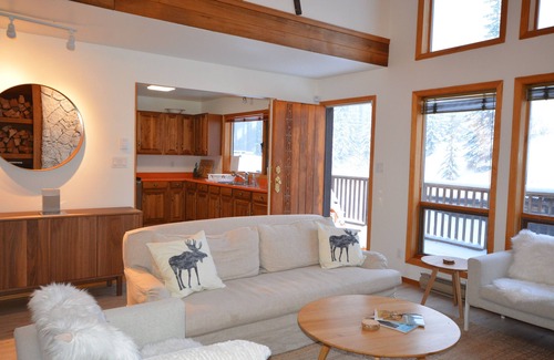 Okanagan-Similkameen Ski Chalet | Whitetail Lodge! Renovated 6 Bed, 3 bath Ski In @ Apex Mountain with Sauna. ⛷🎿