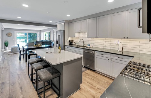 Whitmore Lake House | Whitmore Bay: Escape to Fall Foliage – Breathtaking Views Await!