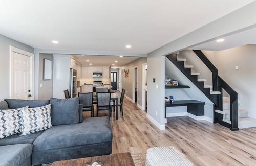 Whitmore Lake House | Whitmore Bay: Escape to Fall Foliage – Breathtaking Views Await!