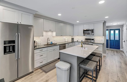 Whitmore Lake House | Whitmore Bay: Escape to Fall Foliage – Breathtaking Views Await!