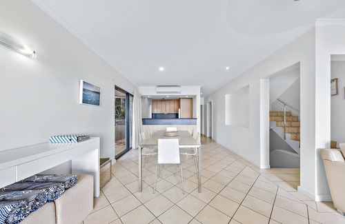 Airlie Beach Apartment | Whitsunday Beachfront Apartment on Broadwater