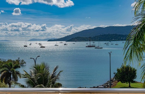 Airlie Beach Apartment | Whitsunday Beachfront Apartment on Broadwater