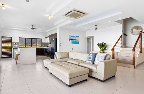 Cannonvale House | 'Whitsunday Escape' - Expansive Coral Sea Views and Private Infinity Pool (Pets