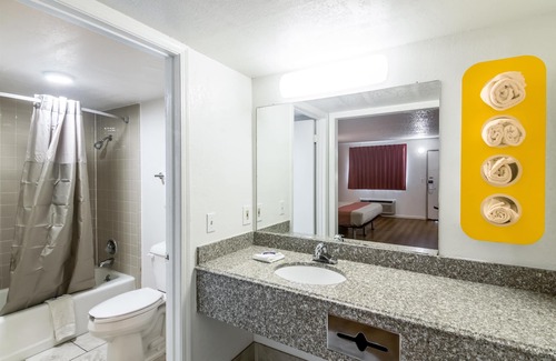 Clinton Hotel | Whitten Inn