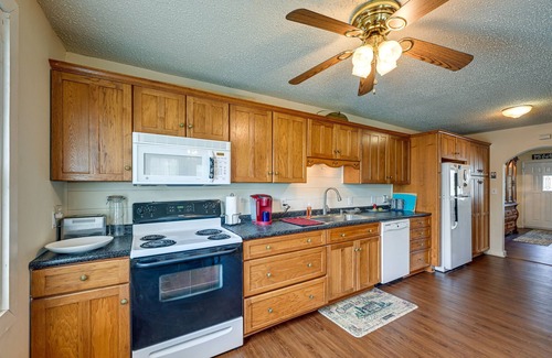 Qualla Cabin | Whittier Vacation Rental Cabin w/Private Hot Tub