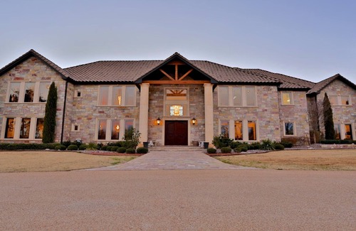 Goldsboro Villa | >Who wants to Bunk like a Billionaire?<