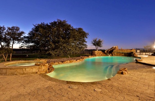 Goldsboro Villa | >Who wants to Bunk like a Billionaire?<