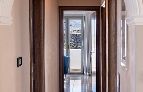 Vourvoulos Apartment | Whole appartment with 3 bedrooms in Vourvoulos-10mins away from Fira by driving!